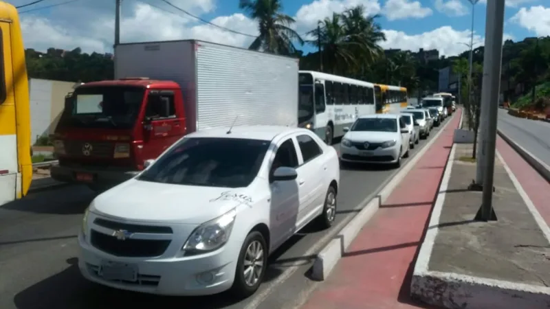 O assunto é Rádio — Av. Suburbana interditada na manhã deste domingo (15). João Souza/G1 Um trecho da Avenida Afrânio Peixoto, mais conhecida como Suburbana, em Salvador, foi interditado na manhã deste domingo (15) para retirada da caçamba que caiu em cima de uma casa no último sábado (14), após um acidente. Segundo informações da Superintendência de Trânsito da cidade (Transalvador), o tamanho do veículo demandou espaço para a retirada. A avenida é um dos principais acessos ao subúrbio ferroviário da capital. De acordo o órgão de trânsito, dois guinchos foram utilizados na ação. Um para segurar e o outro para puxar a caçamba, que [&hellip;]