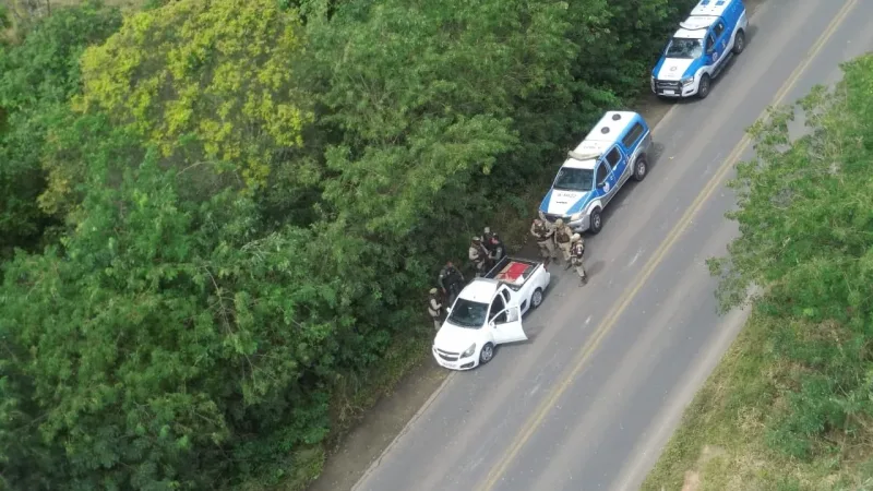 O assunto é Rádio — A carga de eletrônicos recuperada pelos policiais teria valor de aproximadamente R$ 100 mil. Divulgação / SSP (BA) A Polícia Militar da Bahia recuperou, no final da manhã desta quinta-feira (19), uma carga de equipamentos eletrônicos roubada de uma loja no município de Umbaúba (SE). Durante a ação, um dos suspeitos foi morto e outro fugiu. Segundo a Secretaria de Segurança Pública (SSP/BA), o assalto ocorreu durante a abertura do estabelecimento. A dupla rendeu o gerente, roubou dinheiro dos caixas, além de celulares, televisores, entre outros aparelhos eletrônicos. A Central de Operações do Grupamento Aéreo (Graer) foi acionada, logo após [&hellip;]