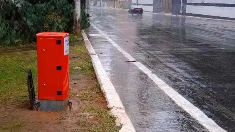 O assunto é Rádio — quinta-feira, 05/03/2026 – 00h00 Por Victor Hernandes ouça este conteúdo readme Foto: Imagem Ilustrativa. Divulgação Transalvador Três localidades de Salvador lideram os números de interseções viárias vandalizadas no decorrer de 2025. Um levantamento disponibilizado pela Superintendência de Trânsito (Transalvador) ao Bahia Notícias mostrou que o bairro do Cabula, a região do Centro Histórico, a Avenida Antônio Carlos Magalhães (ACM) e a Avenida Mário Leal Ferreira (Bonocô) apareceram mais vezes com ocorrências do tipo. O relatório apresenta as ocorrências por meses e localizações específicas, abrangendo importantes avenidas, largos e cruzamentos urbanos. Segundo o estudo, uma alta incidência de danos foi constatada em áreas [&hellip;]