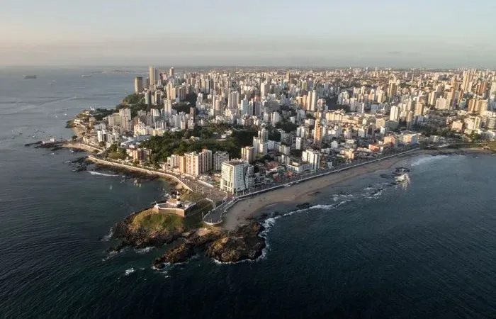 O assunto é Rádio — &nbsp; Salvador foi outra importante praça de rádio que acompanhou um movimento de retração observado na maioria dos mercados quando o assunto é audiência. E isso afetou a maior parte das estações, independentemente do formato de cada uma. O movimento é comum nos primeiros meses de cada ano e a pesquisa atual, realizada pelo agora Kantar IBOPE Media, abrange os primeiros meses de 2026. Mas várias condições de destaque foram observadas no rádio baiano. Acompanhe (05h-00h/FM+WEB/todos os dias e locais/trimestre janeiro a março de 2026): Sem mudanças no topo A GFM 90.1 (adulto-contemporâneo) continua com a maior audiência do rádio de Salvador [&hellip;]