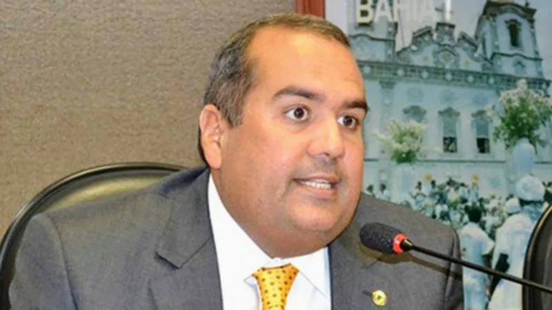 O assunto é Rádio — O deputado estadual Sandro Régis (União Brasil), afirmou em entrevista à Rádio Piatã FM nesta quarta-feira (22) que para resolver o problema da segurança pública na Bahia, é necessário mudar de governador. Para ele, os trabalhadores da segurança são dedicados e esforçados, mas, segundo ele, o problema é de gestão. &nbsp; “Primeiro a gente tem que frisar o esforço que a polícia faz. Tanto a polícia civil como a polícia militar. Mas infelizmente a questão de segurança é questão do gabinete do governador. Não é questão de política, de polícia apenas. É questão de planejamento de governo. E nós temos [&hellip;]