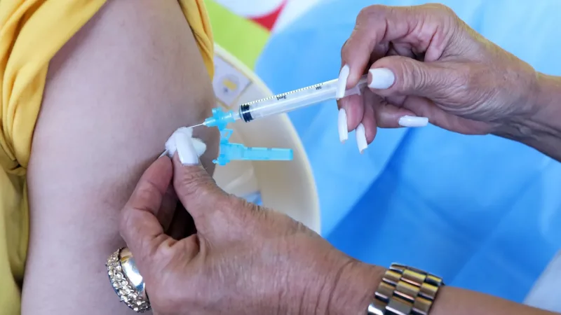 O assunto é Rádio — A Prefeitura de Salvador promove uma campanha de vacinação gratuita contra o Papilomavírus Humano (HPV) para crianças e adolescentes de 9 a 14 anos em todas as unidades de saúde da capital. A medida busca ampliar a cobertura vacinal, que até março de 2026 chegou a 52,44% — índice considerado abaixo do ideal pela Secretaria Municipal da Saúde (SMS). A meta é ampliar a adesão para reduzir o risco de doenças associadas ao vírus, especialmente o câncer do colo do útero. O HPV é uma das principais infecções sexualmente transmissíveis e está relacionado a diversos tipos de câncer em homens e mulheres. [&hellip;]