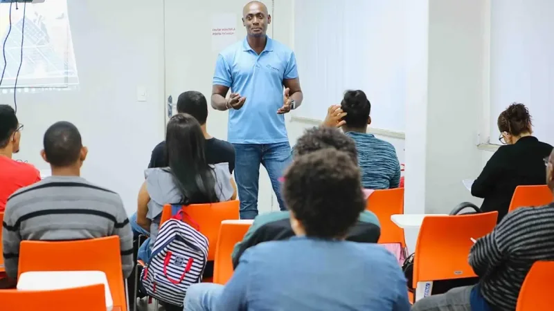 O assunto é Rádio — &nbsp; A Prefeitura de Salvador abriu novas vagas para cursos gratuitos de qualificação profissional dentro do Programa Treinar para Empregar. As capacitações, coordenadas pelo Serviço Municipal de Intermediação de Mão de Obra (Simm), abrangem diversas áreas, como tecnologia, logística, infraestrutura e gastronomia com foco em alimentação saudável. As aulas estão programadas para ocorrer nos meses de maio, junho e julho. As oportunidades têm como foco principal a rápida inserção e reinserção de cidadãos soteropolitanos no mercado de trabalho formal. A iniciativa integra o planejamento estratégico municipal para fortalecer a economia local, oferecendo aos participantes ferramentas práticas e atualizadas que aumentam [&hellip;]
