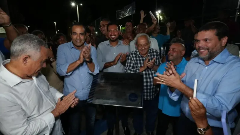 O assunto é Rádio — &nbsp; A Prefeitura de Salvador entregou novos equipamentos no condomínio Recantos das Mangueiras, no bairro do Cabula. O novo espaço de lazer chega após reforma na praça do local. O equipamento foi entregue na noite desta terça-feira (28), em cerimônia que contou com a presença do prefeito Bruno Reis. Com área de 1.750,81 m², o espaço recebeu novos equipamentos, melhoria da iluminação e reestruturação da infraestrutura. Durante a inauguração, o prefeito destacou que esta é a 622ª praça requalificada ou construída do zero ao longo de suas gestões. Ele ressaltou ainda que a iniciativa integra um conjunto de ações da [&hellip;]