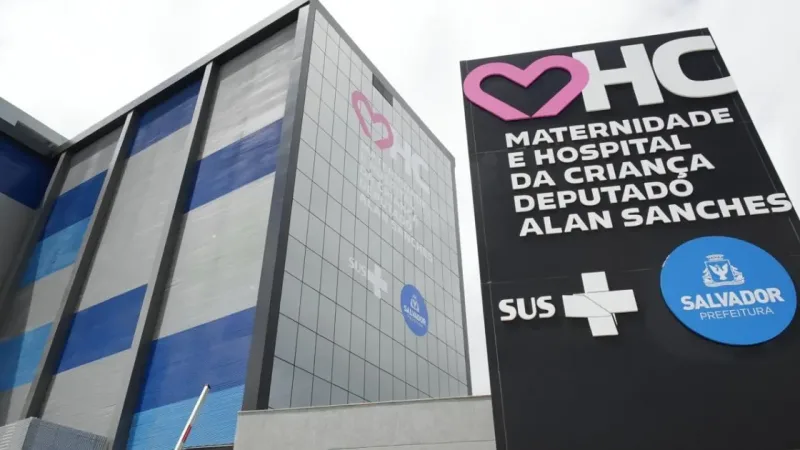 O assunto é Rádio — A Prefeitura de Salvador inaugurou, nesta quinta-feira (16), a nova Maternidade e Hospital da Criança (MHC) Deputado Alan Sanches. A unidade oferece um atendimento integrado e reúne maternidade, hospital da criança, hospital dia e centro de bioimagem. A partir das 7h desta sexta, o equipamento estará aberto ao público. A maternidade tem estrutura para atender desde casos de baixa complexidade até situações críticas, com centro obstétrico completo, salas de parto normal e cirúrgico e suporte intensivo ao recém-nascido. O secretário de saúde, Rodrigo Alves, comemorou a entrega, que segundo a pasta tem equipamentos inéditos na região. “A grande palavra é [&hellip;]