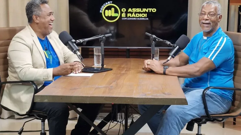 O assunto é Rádio — &nbsp; O podcast “O Assunto é Rádio”, comandado pelo comunicador Leandro Guerrilha, recebeu um dos nomes mais conhecidos do rádio popular baiano: o radialista Urias Nery. O encontro reuniu histórias emocionantes, bastidores da comunicação em Salvador e reflexões sobre a força do rádio na vida dos ouvintes. Conhecido principalmente pela trajetória na Bahia FM, Urias Nery construiu uma carreira marcada pela proximidade com o público, pela voz acolhedora e pela habilidade de transformar programas musicais em verdadeiros espaços de conexão humana. Durante a entrevista, Urias relembrou momentos marcantes da carreira, especialmente à frente do programa “Toque Coração”, atração que ficou conhecida [&hellip;]