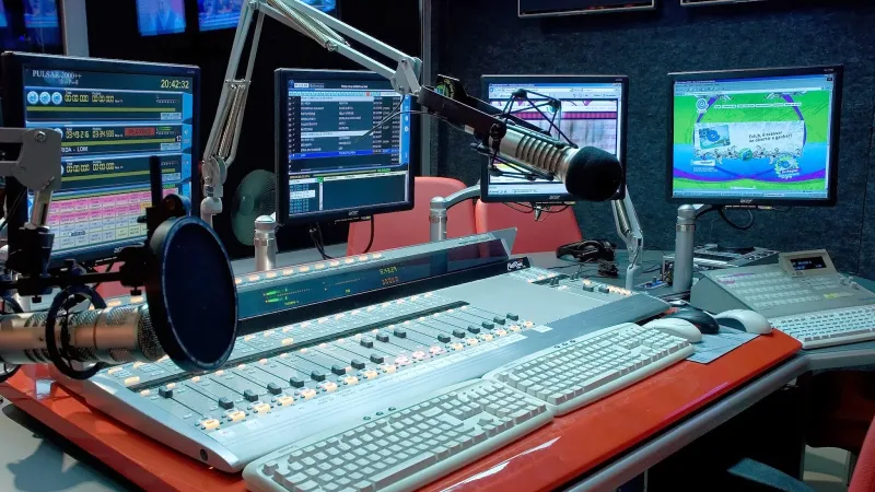 O assunto é Rádio — O fortalecimento do rádio público no Brasil, os desafios de gestão das emissoras e o crescimento dos podcasts estiveram entre os principais temas debatidos nesta sexta-feira (22), durante o último dia do 7º Simpósio Nacional do Rádio, realizado na Sala Funarte Sidney Miller, no Rio de Janeiro. O encontro é promovido pela Empresa Brasil de Comunicação (EBC), por meio da Rádio Nacional, em parceria com o Grupo de Pesquisa Rádio e Mídia Sonora da Intercom, e integra as comemorações dos 90 anos da Rádio Nacional, celebrados em 2026. A programação contou com duas mesas voltadas à discussão sobre gestão, capacitação profissional e perspectivas para o rádio público brasileiro. A primeira delas, intitulada [&hellip;]