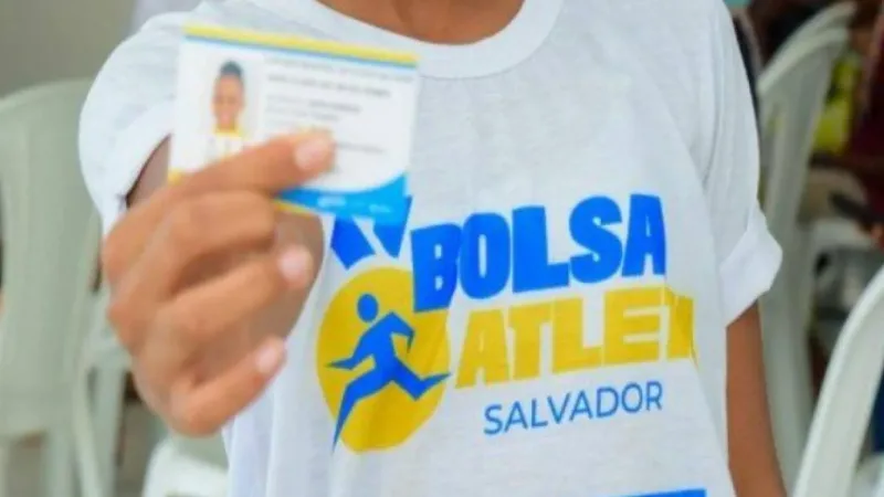 O assunto é Rádio — &nbsp; A Prefeitura de Salvador ampliou o número de beneficiários do Bolsa Atleta Salvador 2026 e passou a contemplar 448 esportistas da capital baiana, um crescimento de 25% em relação ao ano anterior. O termo de compromisso para mais um ciclo do programa foi assinado pelo prefeito Bruno Reis e pelo secretário de Promoção Social, Combate à Pobreza, Esportes e Lazer, Júnior Magalhães, nesta sexta-feira (8), durante evento realizado no auditório do Cecba, no Costa Azul. Considerado uma das principais iniciativas municipais de incentivo ao esporte no país, o programa oferece apoio financeiro a atletas e paratletas para custear treinamentos, viagens, participação [&hellip;]