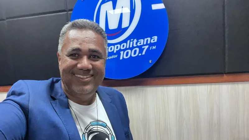 O assunto é Rádio — Foto: Divulgação / Instagram / @leandroguerrilha &nbsp; O comunicador Leandro Guerrilha estreou nesta segunda-feira (11) na programação da Metropolitana FM 100,7, assumindo o comando do programa “Metropolitana News”. Levado ao ar a partir das 6h da manhã, o programa chega com uma proposta dinâmica, reunindo notícias, informações do trânsito, música, mensagens e promoções, buscando aproximar ainda mais a emissora dos ouvintes. A novidade já movimenta as redes sociais e marca uma nova etapa na trajetória do radialista, conhecido pelo estilo comunicativo e pela forte conexão com o público. Em sua mensagem de estreia, Leandro Guerrilha demonstrou entusiasmo com o novo desafio e destacou a [&hellip;]