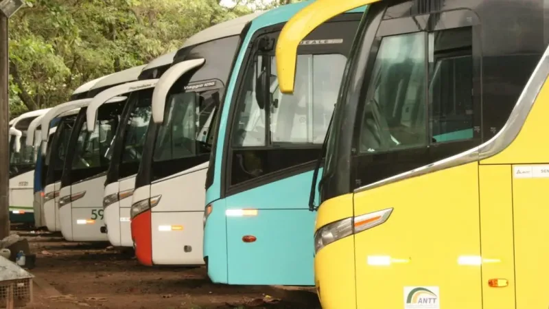 O assunto é Rádio — &nbsp; Os ônibus do transporte metropolitano vão operar normalmente nesta sexta-feira (22), apesar da greve por tempo indeterminado decretada pelos rodoviários de Salvador. A paralisação atinge a frota urbana das empresas OT Trans e Plataforma, que deixarão de circular na capital baiana a partir de 0h. O Sindicato dos Rodoviários Metropolitanos (Sidmetro) informou que os coletivos da Região Metropolitana de Salvador continuarão rodando até as estações de integração, sem circulação dentro da capital. Permanecem em operação os ônibus das empresas Vitória, Atlântico, Avanço e Cidade Sol. Além do transporte metropolitano, o metrô e os 180 ônibus do Sistema de Transporte Complementar (Stec) funcionarão normalmente. A Prefeitura [&hellip;]
