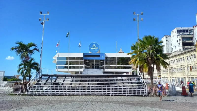 O assunto é Rádio — &nbsp; A Prefeitura de Salvador confirmou a realização de um novo concurso público para a área da educação em 2026 para quem busca uma vaga efetiva no magistério municipal. A autorização oficial foi publicada no Diário Oficial do Município de 4 de maio e prevê a abertura de 130 vagas para o cargo de Professor Municipal, reforçando a estratégia da gestão de ampliar e qualificar o ensino na capital baiana. A seleção será vinculada à Secretaria Municipal da Educação de Salvador, responsável pela rede pública de ensino da cidade. A medida surge em um momento de necessidade de recomposição do quadro de profissionais, diante da [&hellip;]