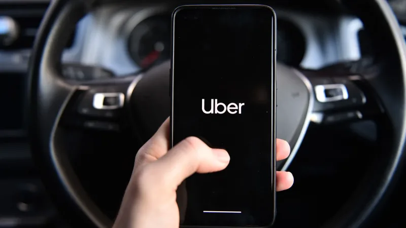 O assunto é Rádio — &nbsp; O prefeito Bruno Reis sancionou uma lei que obriga empresas de aplicativos, como Uber, iFood e 99, a disponibilizarem Serviço de Atendimento ao Cliente (SAC) por telefone e/ou atendimento on-line em Salvador. A Lei nº 9.983/2026 foi publicada no Diário Oficial do Município na quinta-feira (7) e determina que o atendimento funcione 24 horas por dia. De acordo com o texto, as empresas deverão manter o número de telefone e os canais digitais de atendimento em local de fácil visualização nos aplicativos e sites oficiais. A legislação também estabelece que as plataformas disponibilizem, durante todo o uso do serviço, um link direto para [&hellip;]