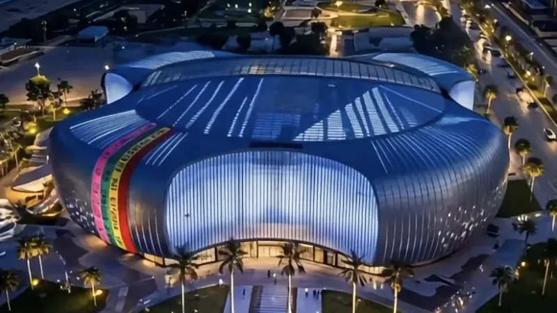 O assunto é Rádio — &nbsp; A Prefeitura de Salvador divulgou, nesta quarta-feira (13), uma nova atualização sobre o andamento das obras da Arena Multiuso que está sendo construída na orla da Boca do Rio. Em vídeo publicado nas redes sociais, a gestão municipal mostrou imagens do avanço da estrutura e uma projeção de como ficará a Arena Esportiva Governador Antônio Balbino após a conclusão. O espaço foi projetado para funcionar de forma versátil, recebendo desde competições esportivas até grandes eventos culturais e shows. Entre as modalidades previstas para a arena estão MMA, UFC, futsal e outras disputas esportivas. Segundo a prefeitura, a capacidade do equipamento poderá variar de acordo com o [&hellip;]