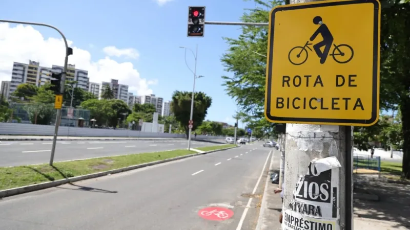 O assunto é Rádio — &nbsp; A Prefeitura de Salvador projeta ampliar em 50 quilômetros por semestre a infraestrutura cicloviária da cidade, incluindo ciclovias, ciclofaixas e ciclorrotas. A iniciativa integra o Plano Cicloviário desenvolvido em conjunto pela Superintendência de Trânsito de Salvador e pela Secretaria Municipal de Mobilidade de Salvador. As ciclorrotas são implantadas em vias compartilhadas entre carros e bicicletas, com sinalização específica para orientar motoristas e ciclistas. Segundo a gerente de Projetos da Transalvador, Suraia Lago, o modelo é adotado principalmente em ruas onde não há espaço para faixas exclusivas. “A ciclorrota é uma rota utilizada em vias onde a largura não permite a implantação de uma [&hellip;]