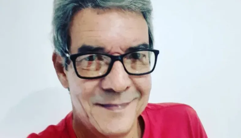 O assunto é Rádio — A rádio baiana amanheceu de luto nesta segunda-feira com a notícia do falecimento do radialista baiano Jorge Cunha, aos 71 anos. Dono de uma das vozes mais marcantes da comunicação regional, Jorge deixa um legado construído ao longo de décadas de dedicação ao rádio. Foto: Leandro Guerrilha, Mauricio Habib e Jorge Cunha no Podcast O ASSUNTO É RÁDIO Sua última aparição pública aconteceu no podcast “O Assunto é Rádio”, comandado pelo comunicador Leandro Guerrilha, espaço dedicado a preservar a memória, as histórias e os bastidores da radiodifusão. Na ocasião, Jorge compartilhou experiências marcantes de sua carreira, deixando registrado um importante capítulo de sua contribuição para [&hellip;]