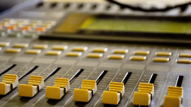 O assunto é Rádio — A Empresa Brasil de Comunicação (EBC) lança nesta quarta-feira (17) os novos portais das rádios Nacional e MEC. A iniciativa faz parte das ações comemorativas pelos 90 anos da Rádio Nacional, celebrados em setembro, e marca uma reformulação da presença digital das emissoras públicas. Com a mudança, os conteúdos passam a ser disponibilizados em ambientes exclusivos para cada marca, com recursos voltados à ampliação da experiência do usuário e ao consumo de conteúdo em diferentes dispositivos. Os novos sites foram desenvolvidos com foco em acessibilidade, desempenho e navegação intuitiva. A partir de agora, as informações das emissoras estarão concentradas em plataformas independentes, reunindo notícias, programas, reportagens, transmissões […]