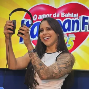 O assunto é Rádio — Uma das mais talentosas vozes da nova geração do rádio baiano, a radialista e locutora Aline Britto anunciou na tarde desta segunda-feira (1° de junho), sua saída da rádio Itapoan FM (97.5 MHz), emissora do segmento eclético/hits/esportes e que pertence ao Sistema Nordeste de Comunicação. Desde 2023 na primeira FM da Bahia, a “voz feminina do seu rádio’ como é carinhosamente conhecida pelo público ouvinte, esteve presente em grandes coberturas realizadas pela Itapoan FM, bem como a mais recente delas, a transmissão do Carnaval de Salvador deste ano. Na Itapoan FM, Aline Britto comandava o ‘Para Tudo Itapoan FM’, programa que […]