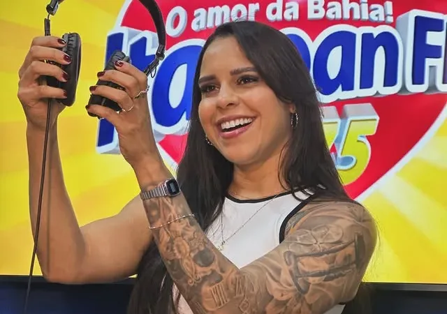 O assunto é Rádio — Uma das mais talentosas vozes da nova geração do rádio baiano, a radialista e locutora Aline Britto anunciou na tarde desta segunda-feira (1° de junho), sua saída da rádio Itapoan FM (97.5 MHz), emissora do segmento eclético/hits/esportes e que pertence ao Sistema Nordeste de Comunicação. Desde 2023 na primeira FM da Bahia, a “voz feminina do seu rádio’ como é carinhosamente conhecida pelo público ouvinte, esteve presente em grandes coberturas realizadas pela Itapoan FM, bem como a mais recente delas, a transmissão do Carnaval de Salvador deste ano. Na Itapoan FM, Aline Britto comandava o ‘Para Tudo Itapoan FM’, programa que [&hellip;]