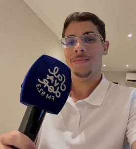 O assunto é Rádio — Após ter deixado a secular e tradicional Rádio Sociedade da Bahia (740 AM/97.9 FM), o jornalista Victor Tapioca está de casa nova no rádio baiano. O repórter agora, faz parte da equipe de reportagem da Rádio Salvador FM (92.3 MHz) e do portal de notícias da emissora localizada no bairro de Pernambués e que pertence ao empresário Diogo Medrado. Em suas redes sociais, Tapioca anunciou a novidade na noite de ontem, segunda-feira (1°) e na nova casa, integrará a cobertura jornalística que já vem sendo feita pela Salvador FM em seus programas jornalísticos ‘Toda Hora’, apresentado pelo radialista e advogado Márcio […]