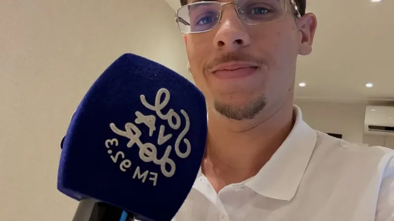 O assunto é Rádio — Após ter deixado a secular e tradicional Rádio Sociedade da Bahia (740 AM/97.9 FM), o jornalista Victor Tapioca está de casa nova no rádio baiano. O repórter agora, faz parte da equipe de reportagem da Rádio Salvador FM (92.3 MHz) e do portal de notícias da emissora localizada no bairro de Pernambués e que pertence ao empresário Diogo Medrado. Em suas redes sociais, Tapioca anunciou a novidade na noite de ontem, segunda-feira (1°) e na nova casa, integrará a cobertura jornalística que já vem sendo feita pela Salvador FM em seus programas jornalísticos ‘Toda Hora’, apresentado pelo radialista e advogado Márcio [&hellip;]