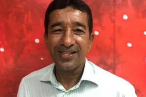 O assunto é Rádio — O radialista Tony Carneiro morreu na madrugada deste domingo (28), aos 58 anos, em Santo Estêvão, no interior da Bahia. A informação foi confirmada por familiares. Tony passou mal após sentir fortes dores no abdômen e foi levado a uma unidade hospitalar do município, onde permaneceu internado. Ele sofreu uma parada cardiorrespiratória por volta das 4h e não resistiu. O comunicador enfrentava problemas de saúde há alguns anos, após sofrer um Acidente Vascular Cerebral (AVC), que o afastou do rádio. Desde então, residia em Santo Estêvão. Trajetória no jornalismo esportivo Com carreira consolidada na cobertura do futebol baiano, Tony Carneiro atuou […]