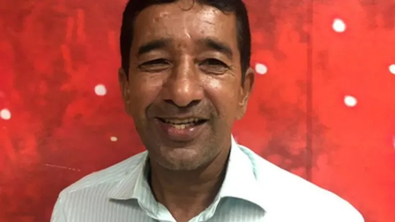 O assunto é Rádio — O radialista Tony Carneiro morreu na madrugada deste domingo (28), aos 58 anos, em Santo Estêvão, no interior da Bahia. A informação foi confirmada por familiares. Tony passou mal após sentir fortes dores no abdômen e foi levado a uma unidade hospitalar do município, onde permaneceu internado. Ele sofreu uma parada cardiorrespiratória por volta das 4h e não resistiu. O comunicador enfrentava problemas de saúde há alguns anos, após sofrer um Acidente Vascular Cerebral (AVC), que o afastou do rádio. Desde então, residia em Santo Estêvão. Trajetória no jornalismo esportivo Com carreira consolidada na cobertura do futebol baiano, Tony Carneiro atuou […]