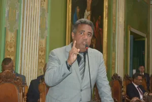 O assunto é Rádio —   O vereador Leandro Guerrilha (Republicanos) afirmou, na tarde desta quinta-feira (13), que a requalificação da Avenida Bonocô consolida uma nova forma de aproveitamento dos espaços públicos em Salvador. O parlamentar é o autor do Projeto de Indicação nº 223/2022, que trata da requalificação. A matéria foi aprovada pela Câmara. Na indicação, Guerrilha solicitou à Prefeitura de Salvador um estudo de viabilidade técnica para ocupar e requalificar as áreas embaixo de viadutos, pontes e elevados, com a construção de praças de convivência, quadras esportivas e comércios informais. “Para a cidade, além de dar às pessoas dignidade, a Prefeitura marca a devolução […]