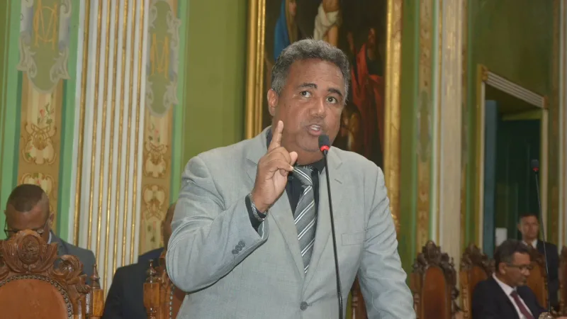 O assunto é Rádio — &nbsp; O vereador Leandro Guerrilha (Republicanos) afirmou, na tarde desta quinta-feira (13), que a requalificação da Avenida Bonocô consolida uma nova forma de aproveitamento dos espaços públicos em Salvador. O parlamentar é o autor do Projeto de Indicação nº 223/2022, que trata da requalificação. A matéria foi aprovada pela Câmara. Na indicação, Guerrilha solicitou à Prefeitura de Salvador um estudo de viabilidade técnica para ocupar e requalificar as áreas embaixo de viadutos, pontes e elevados, com a construção de praças de convivência, quadras esportivas e comércios informais. “Para a cidade, além de dar às pessoas dignidade, a Prefeitura marca a devolução [&hellip;]