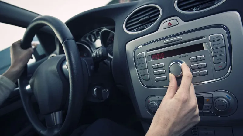 O assunto é Rádio — A ideia de 3 programações na mesma frequência é uma das grandes vantagens do rádio digital. No rádio FM analógico, uma frequência transmite apenas um canal. Por exemplo: 100,7 MHz = 1 programação Já no rádio digital, a mesma frequência pode ser dividida em vários canais de áudio independentes, algo semelhante ao que acontece na TV digital. Exemplo: Uma emissora em 100,7 FM poderia transmitir: 100,7 FM HD1 → Programação principal (popular) 100,7 FM HD2 → Notícias e jornalismo 100,7 FM HD3 → Música gospel ou esportes Para o ouvinte, tudo continua na frequência 100,7, mas o receptor digital permite escolher […]
