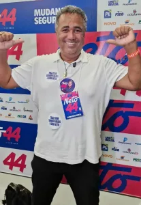 O Assunto é Rádio — POLÍTICA | Com forte apelo às causas familiares e apoio a mães atípicas, radialista confirma pré-campanha durante convenção partidária.     O radialista Leandro Guerrilha oficializou sua candidatura a Deputado Federal pelo partido Republicanos. O anúncio foi feito durante a convenção partidária, realizada em um evento que reuniu apoiadores e lideranças políticas. “É oficial! Leandro Guerrilha é candidato a deputado federal pelo Republicanos. Que Deus abençoe as famílias. Junto com ACM Neto, para mudar a Bahia e mudar o Brasil”, declarou o candidato. Em seu discurso direcionado aos eleitores e ouvintes que o acompanham no rádio e nas redes sociais, Guerrilha destacou que pretende levar para Brasília o […]