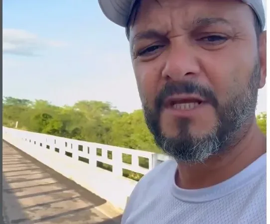 O Assunto é Rádio — Parlamentar afirma que intervenção anunciada para a reforma e duplicação da estrutura ainda não foi iniciada e questiona promessas feitas à população. PÉ DE SERRA (BA) – O vereador Paulinho da Saúde publicou um vídeo nas redes sociais cobrando o início das obras de reforma e duplicação de uma ponte localizada em Pé de Serra. Durante a gravação, realizada no dia 8 de julho de 2026, o parlamentar afirma que o Governo da Bahia ainda não iniciou os serviços, apesar de anúncios anteriores sobre a execução da obra. Segundo o vereador, a intervenção está orçada em aproximadamente R$ 4 milhões e já teria recebido três ordens de serviço. Ainda [&hellip;]