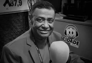 O Assunto é Rádio — O radialista J. Vieira morreu neste sábado (11), aos 63 anos, em Salvador, após sofrer uma parada cardíaca decorrente de um Acidente Vascular Cerebral (AVC). Ele era conhecido por 40 anos atuante como um dos principais comunicadores de Feira de Santana, no centro-norte da Bahia. Com voz marcante e tradicional, J. Vieira tornou referência no radiojornalismo e na cobertura esportiva, pelos bordões, pelo bom humor e pela relação direta com os ouvintes. Nos últimos anos, ele compôs a programação da Rádio Cidade FM, onde participava de conteúdos jornalísticos e esportivos e divulgava atividades do comércio feirense.