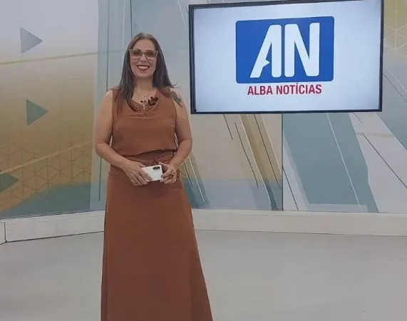 O assunto é Rádio —   A jornalista e radialista Kari Araújo está de volta à programação da BandNews FM Salvador (99,1 MHz), emissora do segmento hard news e esportes pertencente ao Grupo Bandeirantes. Conforme informações de bastidores divulgadas pelo perfil Audi Bahia nas plataformas digitais, a profissional, que atualmente integra a equipe da TV ALBA, foi vista nas últimas semanas nas dependências da emissora, localizada na Ladeira do Gantois, no bairro da Federação, em Salvador. A expectativa é de que ela reassuma, em breve, a função de apresentadora. Outra mudança prevista na emissora própria da Rede BandNews FM na capital baiana envolve o jornalista Luís […]