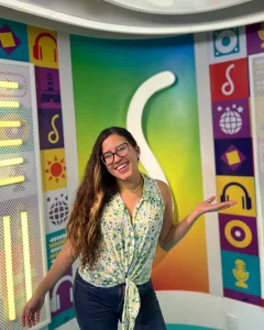 O Assunto é Rádio — A jornalista e social media Letícia Carvalho anunciou na manhã desta terça-feira (28), a sua saída da rádio Salvador FM (92.3 MHz), emissora do segmento eclético/hits/esportes e que pertence ao empresário Diogo Medrado. Na emissora localizada no bairro de Pernambués em Salvador, Carvalho atuou no extinto site PS Notícias, no Portal Salvador FM e participou da criação da Popular FM (102.5 MHz), emissora que também pertence aos proprietários da ‘rádio do povo’, como é carinhosamente conhecida a Salvador FM. Pela 92.3 FM, Letícia participou de grandes coberturas de eventos na capital baiana e no interior do estado, bem como o Carnaval […]