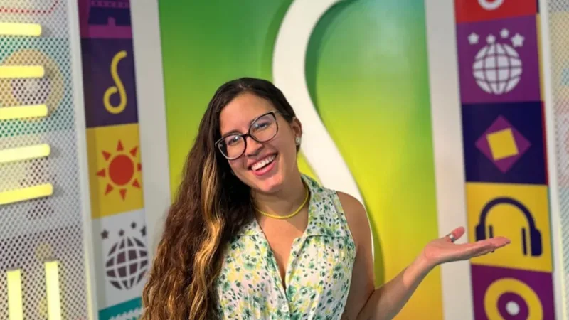 O Assunto é Rádio — A jornalista e social media Letícia Carvalho anunciou na manhã desta terça-feira (28), a sua saída da rádio Salvador FM (92.3 MHz), emissora do segmento eclético/hits/esportes e que pertence ao empresário Diogo Medrado. Na emissora localizada no bairro de Pernambués em Salvador, Carvalho atuou no extinto site PS Notícias, no Portal Salvador FM e participou da criação da Popular FM (102.5 MHz), emissora que também pertence aos proprietários da ‘rádio do povo’, como é carinhosamente conhecida a Salvador FM. Pela 92.3 FM, Letícia participou de grandes coberturas de eventos na capital baiana e no interior do estado, bem como o Carnaval […]