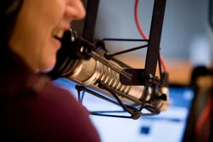 O assunto é Rádio — Medida busca garantir igualdade de oportunidades entre os candidatos e preservar a imparcialidade dos meios de comunicação.   Com a aproximação do período eleitoral, locutores, apresentadores de rádio e televisão que pretendem disputar cargos públicos precisam ficar atentos às regras estabelecidas pela legislação eleitoral. Ao se tornarem pré-candidatos, esses profissionais devem se afastar da apresentação de programas para evitar o uso da exposição na mídia como vantagem na disputa.   A medida tem como objetivo assegurar a igualdade de oportunidades entre todos os candidatos, preservando o equilíbrio do processo eleitoral e a credibilidade dos veículos de comunicação.   A legislação eleitoral […]