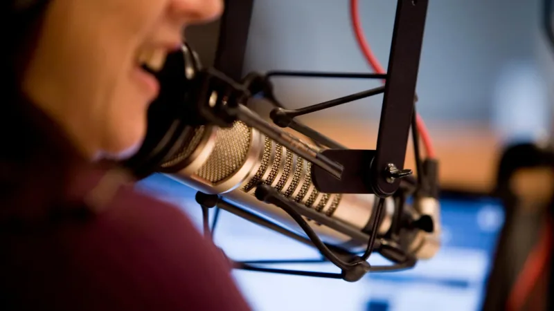 O assunto é Rádio — Medida busca garantir igualdade de oportunidades entre os candidatos e preservar a imparcialidade dos meios de comunicação.   Com a aproximação do período eleitoral, locutores, apresentadores de rádio e televisão que pretendem disputar cargos públicos precisam ficar atentos às regras estabelecidas pela legislação eleitoral. Ao se tornarem pré-candidatos, esses profissionais devem se afastar da apresentação de programas para evitar o uso da exposição na mídia como vantagem na disputa.   A medida tem como objetivo assegurar a igualdade de oportunidades entre todos os candidatos, preservando o equilíbrio do processo eleitoral e a credibilidade dos veículos de comunicação.   A legislação eleitoral […]
