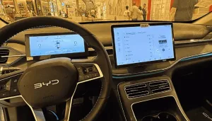 O Assunto é Rádio — A BYD anunciou uma parceria com a Xperi para adotar a plataforma DTS AutoStage como sistema exclusivo de mídia automotiva em seus futuros veículos destinados aos principais mercados internacionais. A novidade contempla a América Latina e amplia de forma significativa as expectativas de adoção do rádio híbrido no ambiente automotivo brasileiro. A implantação está prevista para começar a partir do quarto trimestre de 2026, ou antes, com disponibilidade variável conforme o modelo, a região e a configuração do veículo. A informação foi confirmada ao tudoradio.com pela assessoria de imprensa da Xperi. O acordo ganha relevância para o mercado brasileiro devido à presença crescente da BYD no país. A fabricante tem figurado entre […]