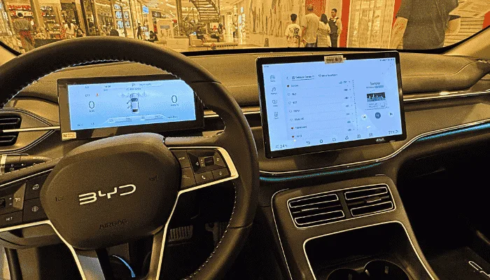 O Assunto é Rádio — A BYD anunciou uma parceria com a Xperi para adotar a plataforma DTS AutoStage como sistema exclusivo de mídia automotiva em seus futuros veículos destinados aos principais mercados internacionais. A novidade contempla a América Latina e amplia de forma significativa as expectativas de adoção do rádio híbrido no ambiente automotivo brasileiro. A implantação está prevista para começar a partir do quarto trimestre de 2026, ou antes, com disponibilidade variável conforme o modelo, a região e a configuração do veículo. A informação foi confirmada ao tudoradio.com pela assessoria de imprensa da Xperi. O acordo ganha relevância para o mercado brasileiro devido à presença crescente da BYD no país. A fabricante tem figurado entre […]