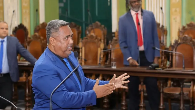 O Assunto é Rádio — &nbsp; O pré-candidato a deputado federal Leandro Guerrilha participou, na noite desta quinta-feira (9), da primeira edição do projeto “Sua Voz é Nossa Voz”, promovido pelo ex-prefeito de Salvador e pré-candidato ao Governo da Bahia, ACM Neto, no bairro de Cajazeiras. O evento reuniu moradores, lideranças comunitárias, representantes políticos e apoiadores com o objetivo de ouvir as principais demandas da população e contribuir para a construção do plano de governo que será apresentado nas eleições de 2026. &nbsp; &nbsp; Durante o encontro, Leandro Guerrilha conversou com participantes, cumprimentou moradores e acompanhou as atividades ao lado de ACM Neto e de outras lideranças políticas presentes no evento. A [&hellip;]