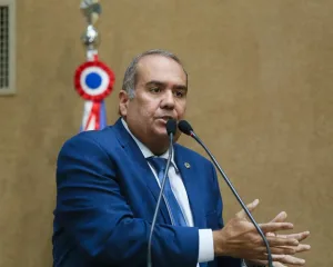 O Assunto é Rádio —   O deputado estadual Sandro Régis participou, na noite desta quinta-feira (9), da primeira edição do projeto “Sua Voz é Nossa Voz”, promovido pelo ex-prefeito de Salvador e pré-candidato ao Governo da Bahia, ACM Neto, no bairro de Cajazeiras. O encontro reuniu moradores, lideranças comunitárias, parlamentares, pré-candidatos e apoiadores com o objetivo de ouvir as principais demandas da população e contribuir para a elaboração de propostas voltadas ao desenvolvimento da Bahia.     Durante o evento, Sandro Régis acompanhou as atividades ao lado de ACM Neto e de outras lideranças políticas, conversando com moradores e reforçando a importância da participação popular na construção de políticas públicas. A […]