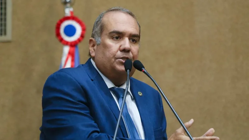 O Assunto é Rádio — &nbsp; O deputado estadual Sandro Régis participou, na noite desta quinta-feira (9), da primeira edição do projeto “Sua Voz é Nossa Voz”, promovido pelo ex-prefeito de Salvador e pré-candidato ao Governo da Bahia, ACM Neto, no bairro de Cajazeiras. O encontro reuniu moradores, lideranças comunitárias, parlamentares, pré-candidatos e apoiadores com o objetivo de ouvir as principais demandas da população e contribuir para a elaboração de propostas voltadas ao desenvolvimento da Bahia. &nbsp; &nbsp; Durante o evento, Sandro Régis acompanhou as atividades ao lado de ACM Neto e de outras lideranças políticas, conversando com moradores e reforçando a importância da participação popular na construção de políticas públicas. A [&hellip;]