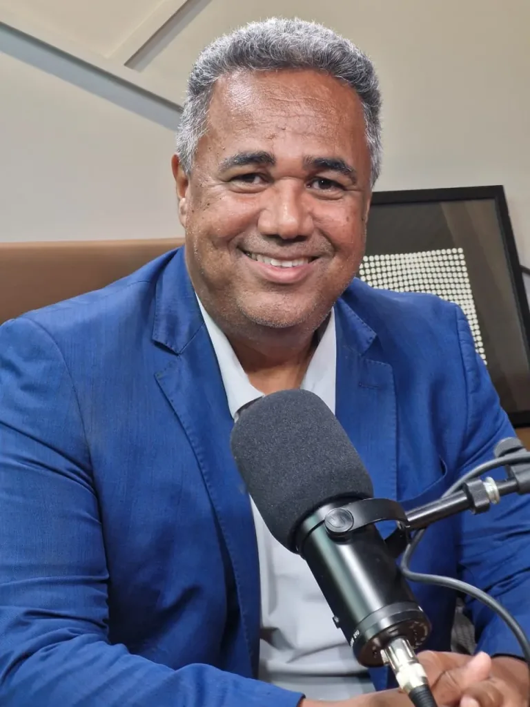 O Assunto é Rádio — Leandro Guerrilha Alves Dias é um comunicador de rádio e político baiano que construiu sua carreira principalmente no rádio popular de Salvador e, a partir dessa visibilidade, ingressou na política. Ele ficou conhecido pelo apelido “Guerrilha”, que acabou incorporando oficialmente ao seu nome em cartório em 2024. Trajetória no rádio A carreira de Leandro Guerrilha começou no início da década de 1990. Segundo ele próprio, sua primeira experiência profissional foi em 1993, na Ubatã FM, no sul da Bahia. Antes disso, participava de grupos musicais e de percussão em Salvador, e foi justamente através da música que entrou no universo do […]