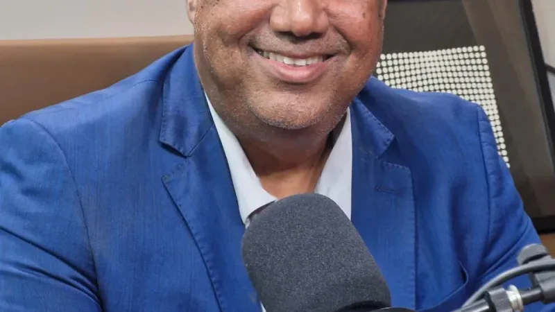 O Assunto é Rádio — Leandro Guerrilha Alves Dias é um comunicador de rádio e político baiano que construiu sua carreira principalmente no rádio popular de Salvador e, a partir dessa visibilidade, ingressou na política. Ele ficou conhecido pelo apelido “Guerrilha”, que acabou incorporando oficialmente ao seu nome em cartório em 2024. Trajetória no rádio A carreira de Leandro Guerrilha começou no início da década de 1990. Segundo ele próprio, sua primeira experiência profissional foi em 1993, na Ubatã FM, no sul da Bahia. Antes disso, participava de grupos musicais e de percussão em Salvador, e foi justamente através da música que entrou no universo do […]