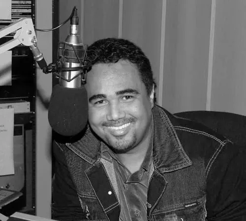 O Assunto é Rádio — &nbsp; Leandro Guerrilha Alves Dias é um comunicador de rádio e político baiano que construiu sua carreira principalmente no rádio popular de Salvador e, a partir dessa visibilidade, ingressou na política. Ele ficou conhecido pelo apelido “Guerrilha”, que acabou incorporando oficialmente ao seu nome em cartório em 2024. Trajetória no rádio A carreira de Leandro Guerrilha começou no início da década de 1990. Segundo ele próprio, sua primeira experiência profissional foi em 1993, na Ubatã FM, no sul da Bahia. Antes disso, participava de grupos musicais e de percussão em Salvador, e foi justamente através da música que entrou no universo [&hellip;]