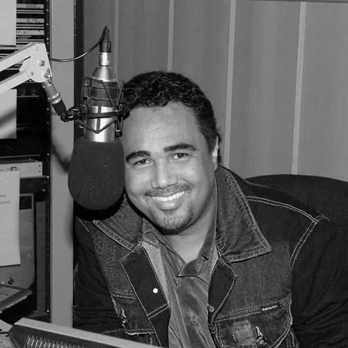 O Assunto é Rádio —   Leandro Guerrilha Alves Dias é um comunicador de rádio e político baiano que construiu sua carreira principalmente no rádio popular de Salvador e, a partir dessa visibilidade, ingressou na política. Ele ficou conhecido pelo apelido “Guerrilha”, que acabou incorporando oficialmente ao seu nome em cartório em 2024. Trajetória no rádio A carreira de Leandro Guerrilha começou no início da década de 1990. Segundo ele próprio, sua primeira experiência profissional foi em 1993, na Ubatã FM, no sul da Bahia. Antes disso, participava de grupos musicais e de percussão em Salvador, e foi justamente através da música que entrou no universo […]