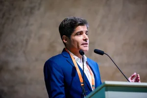 O Assunto é Rádio —   A pesquisa Genial/Quaest divulgada nesta quarta-feira (29) mostra que o ex-prefeito de Salvador, ACM Neto (União Brasil), venceria o governador Jerônimo Rodrigues (PT) em um eventual segundo turno das eleições para o Governo da Bahia em 2026. No cenário estimulado, ACM Neto aparece com 43% das intenções de voto, enquanto Jerônimo Rodrigues registra 39%. Os votos em branco e nulo somam 7%, e 11% dos entrevistados afirmaram estar indecisos. No levantamento para o primeiro turno, o cenário é de empate técnico entre os dois principais pré-candidatos. ACM Neto lidera com 39%, seguido por Jerônimo Rodrigues, com 38%.     Na sequência aparecem Ronaldo Mansur (PSOL), com […]