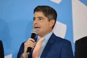 O Assunto é Rádio —   O ex-prefeito de Salvador e pré-candidato ao Governo da Bahia, ACM Neto, realizou nesta quinta-feira (9) a primeira edição do projeto “Sua Voz é Nossa Voz” na capital baiana. O encontro aconteceu no bairro de Cajazeiras, ao lado do Campo da Pronaica, reunindo moradores, lideranças políticas e apoiadores. A iniciativa tem como objetivo ouvir a população e reunir sugestões para a construção do plano de governo do pré-candidato. Durante o evento, moradores apresentaram demandas relacionadas à saúde, segurança, mobilidade, educação e infraestrutura.     Segundo ACM Neto, o projeto busca aproximar a política da realidade vivida pelos baianos, permitindo que as prioridades da população […]