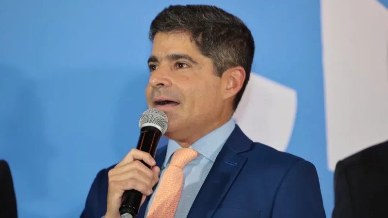 O Assunto é Rádio — &nbsp; O ex-prefeito de Salvador e pré-candidato ao Governo da Bahia, ACM Neto, realizou nesta quinta-feira (9) a primeira edição do projeto “Sua Voz é Nossa Voz” na capital baiana. O encontro aconteceu no bairro de Cajazeiras, ao lado do Campo da Pronaica, reunindo moradores, lideranças políticas e apoiadores. A iniciativa tem como objetivo ouvir a população e reunir sugestões para a construção do plano de governo do pré-candidato. Durante o evento, moradores apresentaram demandas relacionadas à saúde, segurança, mobilidade, educação e infraestrutura. &nbsp; &nbsp; Segundo ACM Neto, o projeto busca aproximar a política da realidade vivida pelos baianos, permitindo que as prioridades da população [&hellip;]
