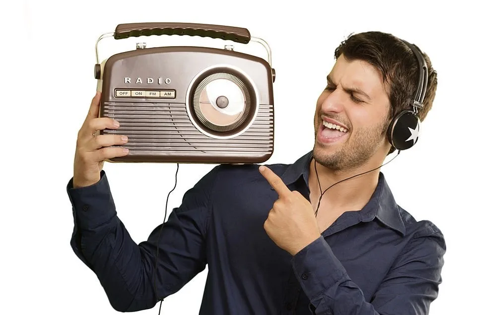 O Assunto é Rádio —   O rádio segue como o meio de comunicação com maior capacidade de alcance entre a população adulta dos Estados Unidos, mesmo diante da expansão do consumo de plataformas digitais e da diversificação dos hábitos de consumo de mídia. Dados divulgados pela Nielsen Audience Insights mostram que o AM/FM alcança semanalmente 87% dos adultos norte-americanos, índice que mantém o meio entre os principais veículos de comunicação de massa do país e reforça sua relevância para anunciantes. Entre o público de 18 a 34 anos, o rádio também lidera, atingindo 81% de alcance semanal e superando smartphones, televisores conectados, televisão tradicional, computadores e tablets. Acompanhe os detalhes: O levantamento […]